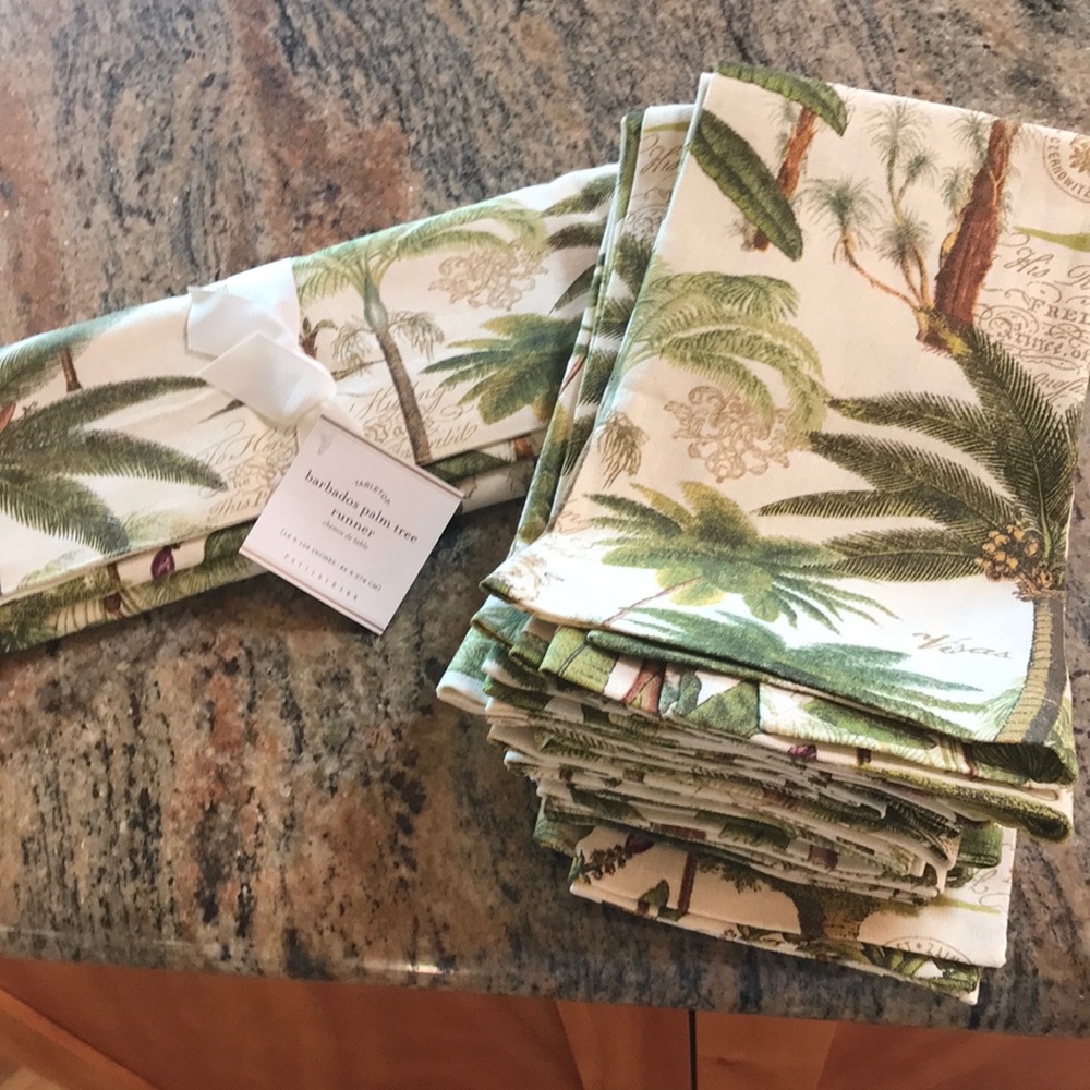 NWT Pottery Barn Table runner + 6 napkins